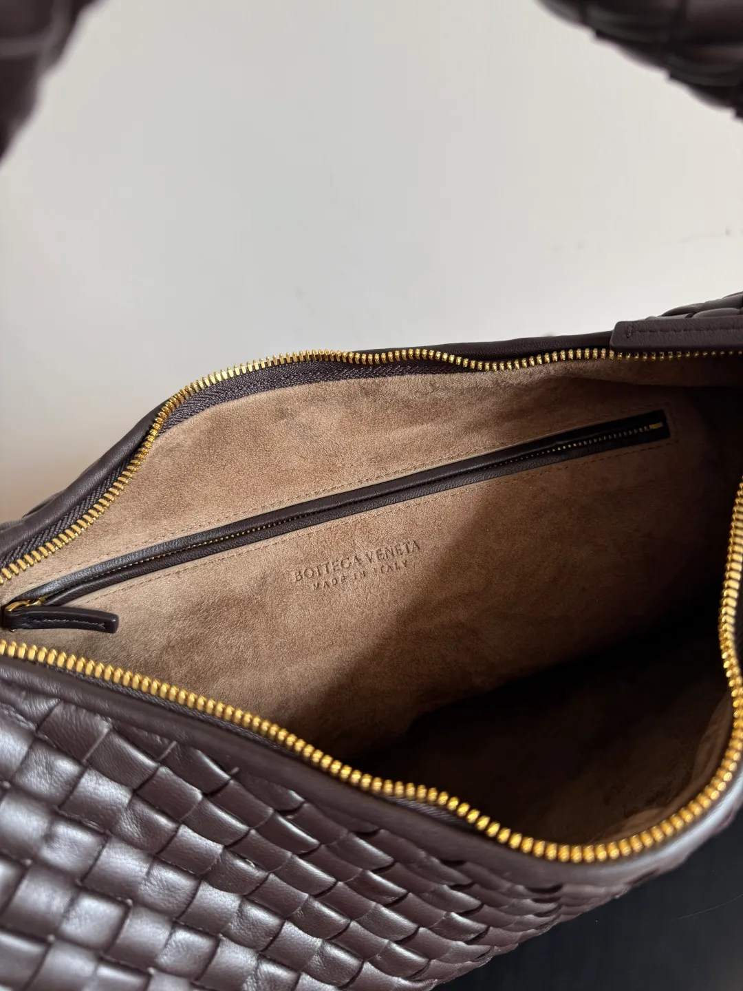 Batch 2120 BV Bottega Veneta's new early spring women's shoulder bag. The soft and delicate Hobo bag has been shipped! Many friends are waiting for this bag. It has a round shape and a large capacity. It can hold a 50-fold umbrella inside. Babies with a lot of daily items do not need to worry about the capacity of this bag. It is a practical bag for traveling and commuting. Although it is fluffy, it is soft and comfortable when carried on one shoulder. It has a modern and retro feel. Model No.: 856737 Size: 44*28*5cm